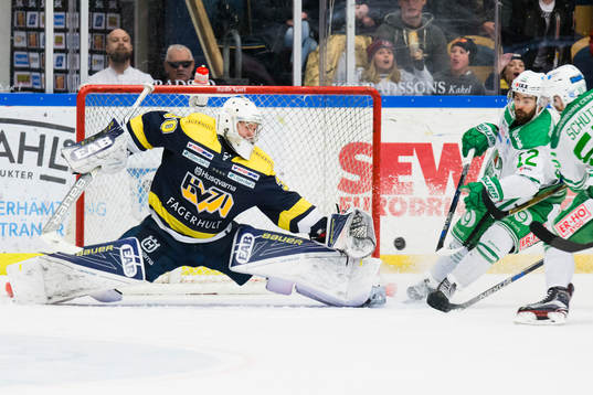 s målvakt Linus Söderström räddar