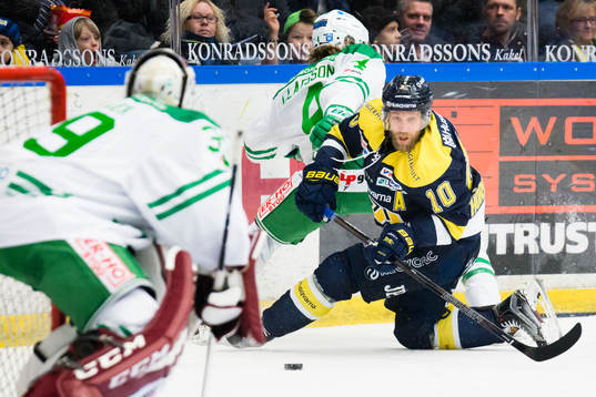s Martin Thörnberg liggandes på isen innan sitt mål till