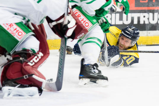 s Martin Thörnberg liggandes på isen innan sitt mål till