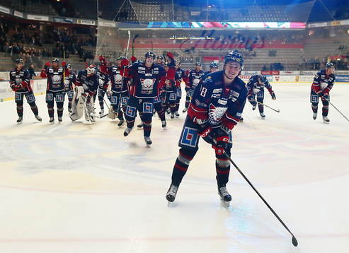 Linköpings spelare med Jakob Lilja jublar