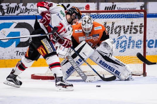 Örebros Martin Johansson oroar framför Karlskronas