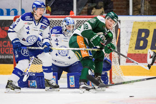 Leksands Olle Alsing och målvakt Henrik Haukeland i en