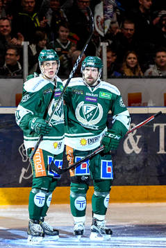 Färjestads Joel Eriksson Ek och Jonas Holös jublar