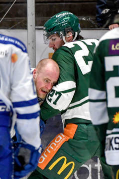 Leksands Nichlas Torp och John Persson bråkar