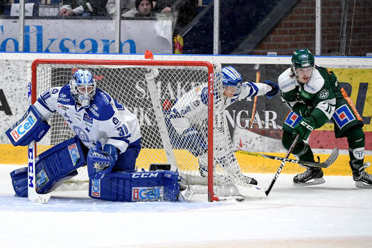 Leksands målvakt Henrik Haukeland och Daniel Bertov och