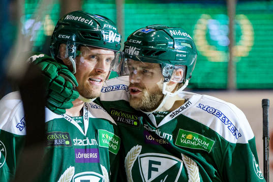 Färjestads Magnus Nygren och Anton Grundel jublar
