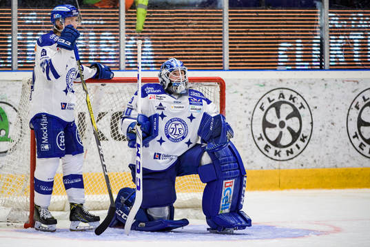 Leksands Olle Alsing och målvakt Henrik Haukeland deppar