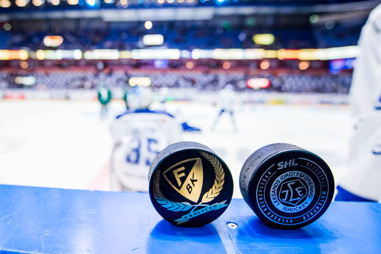 En genrebild på en Leksand och en Färjestad puck innan