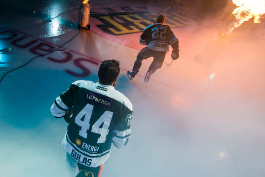 Färjestads Milan Gulas åker ut på isen