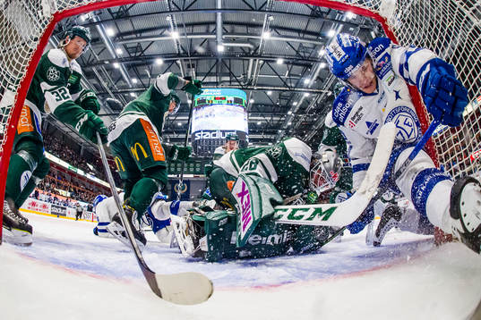 Färjestads Magnus Nygren, målvakt Stefan Steen och