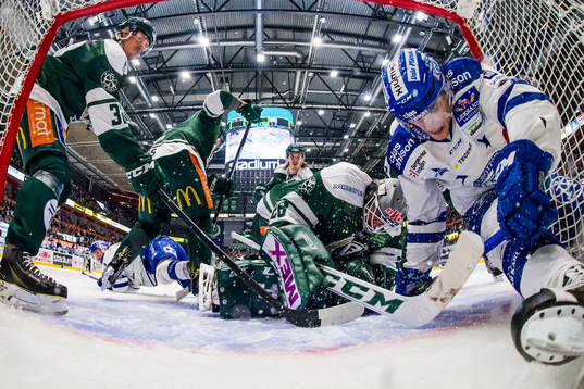 Färjestads Magnus Nygren, målvakt Stefan Steen och