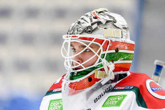 Frölundas målvakt Johan Gustafsson före ishockeymatchen