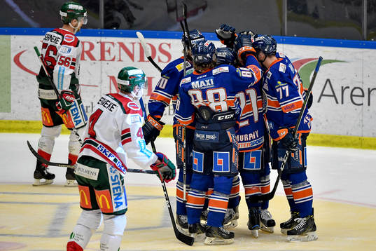 Växjös Eric Martinsson jublar med lagkamrater