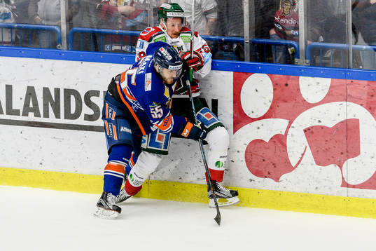 Växjös Nick Bailen tacklar Frölundas Simon Hjalmarsson