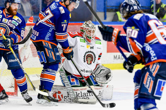 Växjös Pontus Netterberg oroar framför Frölundas