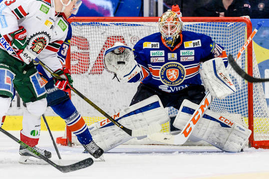 Växjös målvakt Joacim Eriksson fokusera på pucken