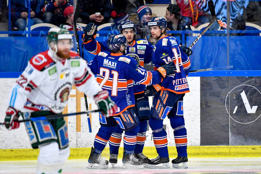 Växjös Adam Brodecki jublar med lagkamrater