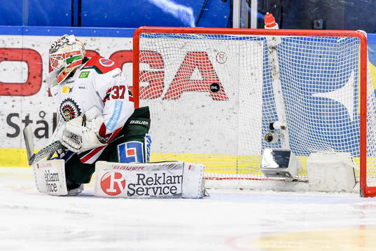 Frölundas målvakt Johan Gustafsson släpper in pucken i