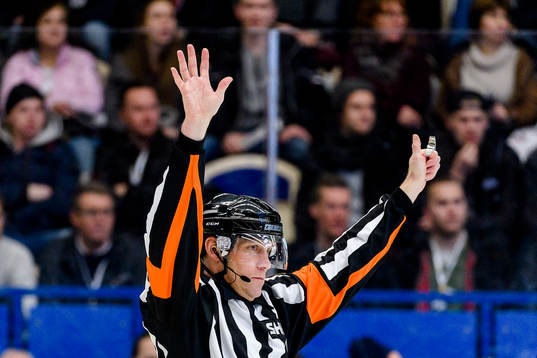 Domare Morgan Johansson visar tecken för många spelare