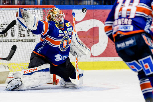 Växjös målvakt Joacim Eriksson fokuserar på pucken