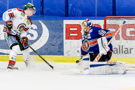 Växjös målvakt Joacim Eriksson räddaren en straff