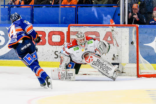 Växjös Emil Pettersson sätter en straff bakom Frölundas