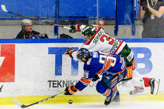 Frölundas Carl Grundström tacklar Växjös Calle Rosén