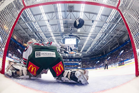 Växjös Emil Pettersson (ej i bild) skjuter pucken i mål