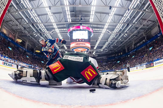 Växjös Olli Palola skjuter pucken i mål bakom Frölundas