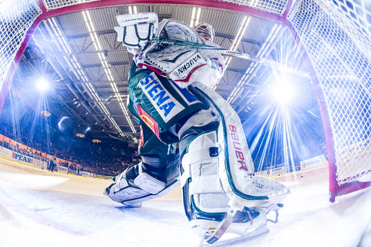 Frölundas målvakt Johan Gustafsson deppar och slår av
