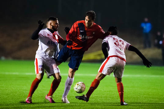 Örgrytes Johan Elmander driver bollen mellan Assyriskas