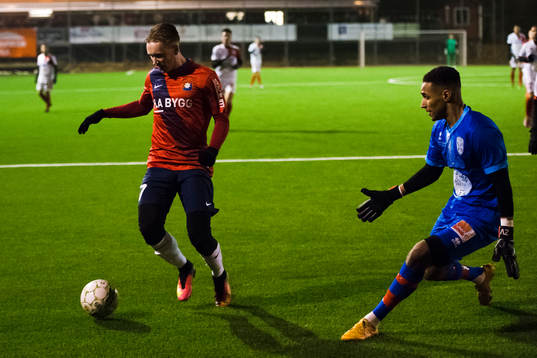 Örgrytes Emil Skogh driver bollen mot Assyriskas målvakt