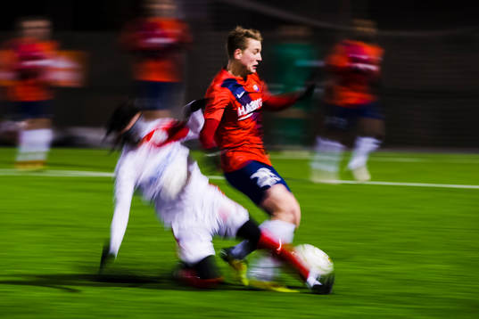 Örgrytes Joel Enarsson glidtacklas av en Assyriskaspelare