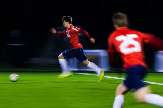 Panorering på Örgrytes Daniel Paulson med bollen
