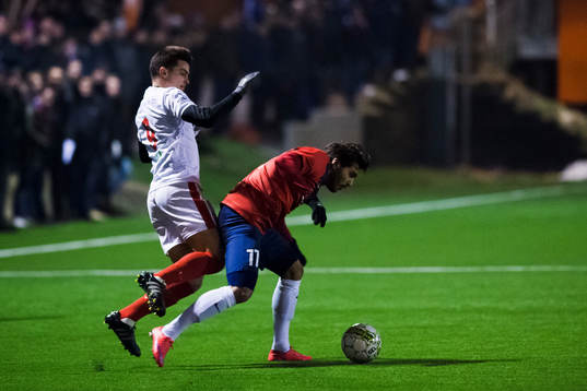 Assyriskas Nacho Suarez i kamp om bollens med Örgrytes