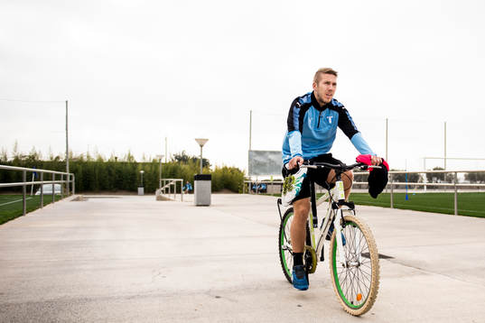 Anton Tinnerholm anländer på cykel