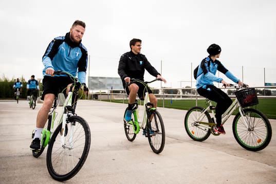 Lasse Nielsen och Alexander Jeremejeff anländer på cykel