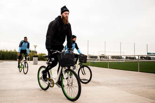 Jo Inge Berget anländer på cykel