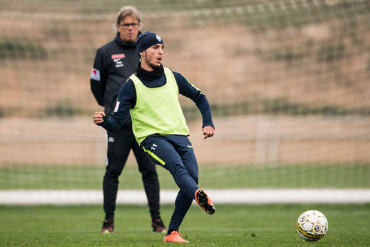 Rinor Nushi och i bakgrunden tränare Per Pelle Olsson