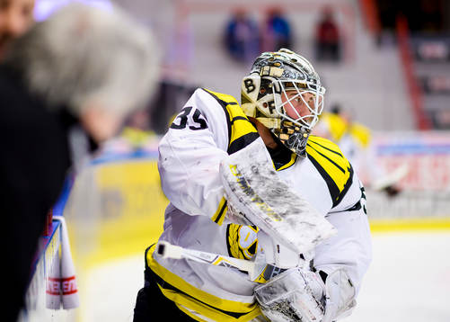 Brynäs målvakt David Rautio på uppvärmningen
