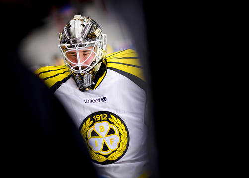 Brynäs målvakt David Rautio på uppvärmningen