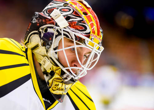 Brynäs målvakt Felix Sandström på uppvärmningen