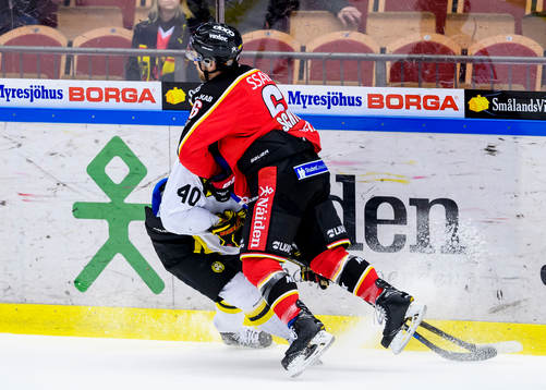 Luleås Craig Schira tacklar Brynäs Jesper Jensen