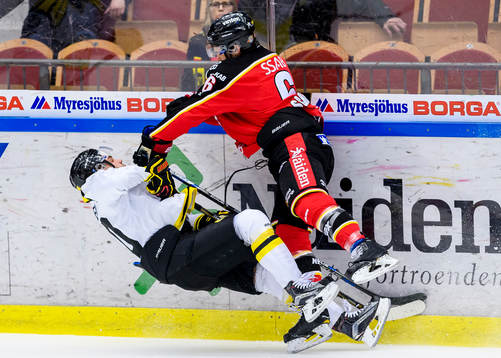 Luleås Craig Schira tacklar Brynäs Jesper Jensen