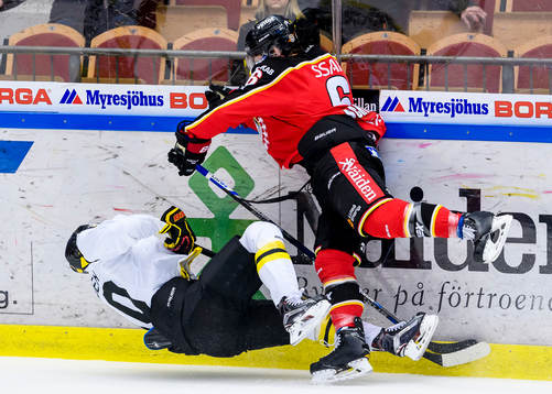 Luleås Craig Schira tacklar Brynäs Jesper Jensen