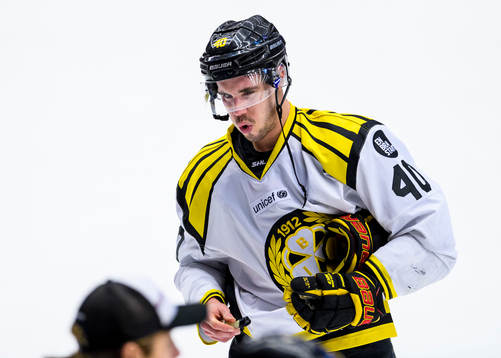 Brynäs Jesper Jensen grinar illa
