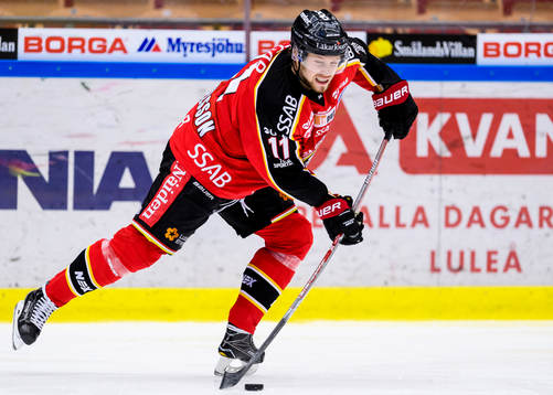 Luleås Petter Emanuelsson med pucken