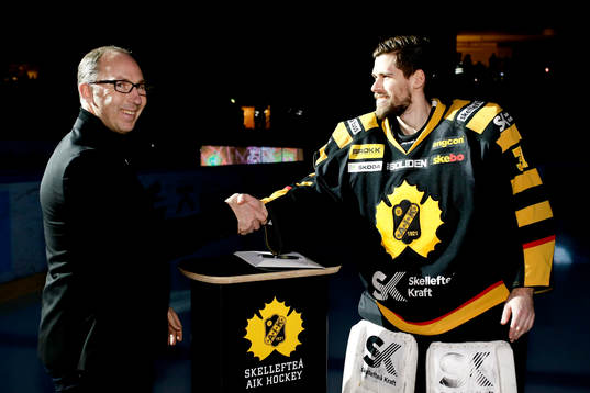 Skellefteås sportchef Mikael Lindgren skriver kontrakt