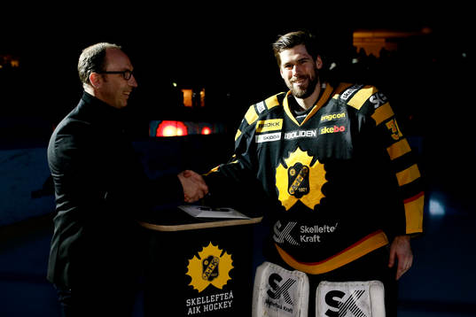 Skellefteås sportchef och målvakt Joni Ortio skriver