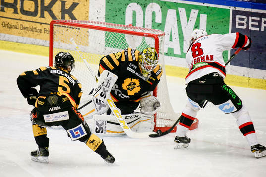 Skellefteås Anton Öhman och målvakt Gustaf Lindvall